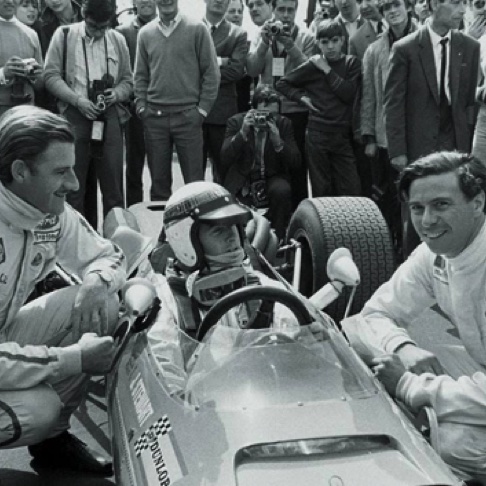 Barcelone 1967 avec Graham Hill et Jackie Stewart sur sa Matra Barcelone 1967 avec Graham Hill et Jackie Stewart sur sa Matra